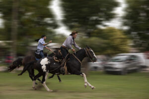 men horse racing